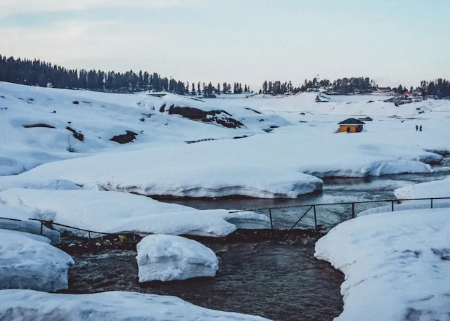 Kashmir Tour Gallery – Valleys, Snow & Houseboats