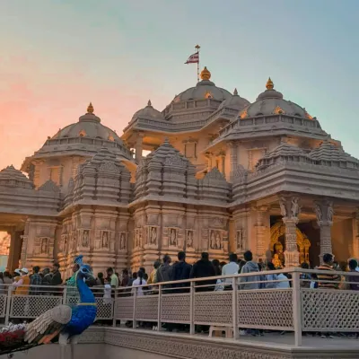 Akshardham Temple:This modern yet intricate temple features beautiful carvings, fountains, and a breathtaking central dome