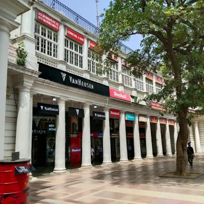 Connaught Place: For a more urban vibe, Connaught Place offers a unique blend of colonial architecture, modern shops, and bustling streets