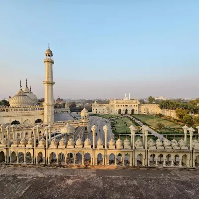 Bada Imambara: This grand architectural marvel with its central hall (which has no beams) and maze-like structure (Bhul Bhulaiya) offers a unique photogenic opportunity.