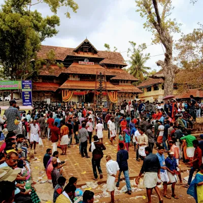 Thrissur: Known as the cultural capital with famous festivals like Thrissur Pooram.