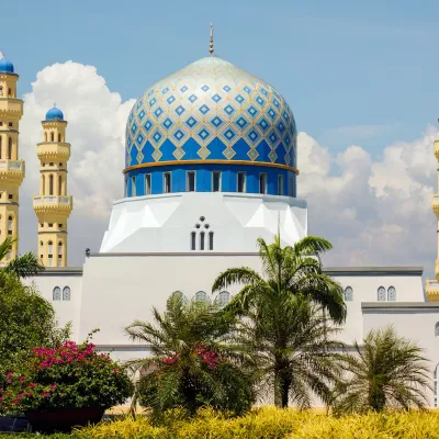 Kota Kinabalu (Sabah): Gateway to Mount Kinabalu and nearby islands, great for nature and adventure lovers.